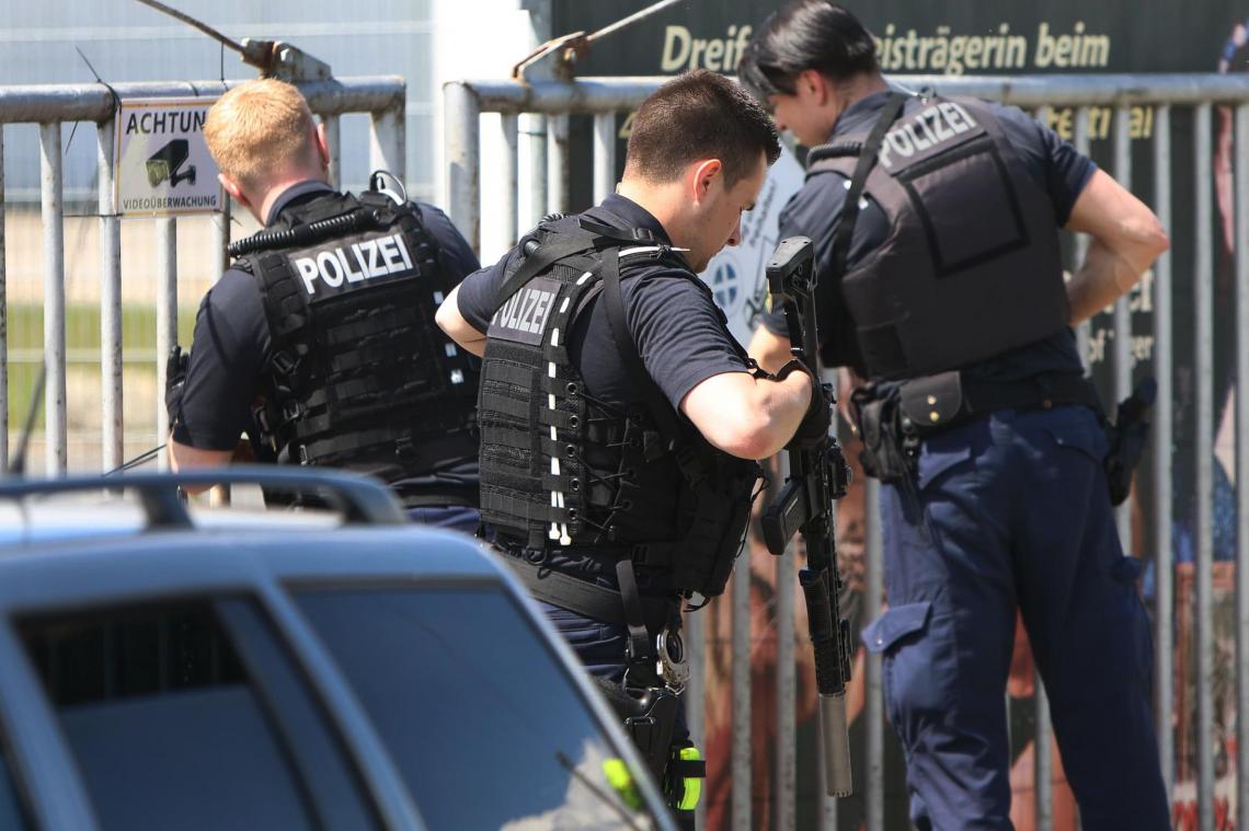 <p>Schwer bewaffnete Polizisten sind in einem Gewerbegebiet amEingang einer Anlage in , Schkeuditz, an der das Foto eines Tigers hängt, im Einsatz.</p>