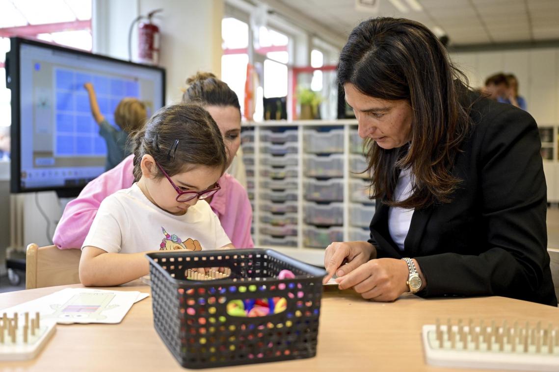 <p>Die flämische Bildungsministerin Zuhal Demir (N-VA) bei einem Unterrichtsbesuch: Mit strengeren Regeln gegen „verlorene“ Unterrichtszeit sorgt sie für Debatten im Bildungswesen.</p>