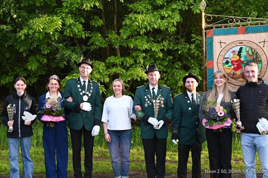<p>Auf dem Foto sind zu erkennen (v.l.n.r.): Jüngschützin Elisa Kütz, das neue Königspaar Agnes und Georg Heinrichs, das scheide Königspaar Danie Classen und Sarah Leufgen, Vizepräsident Michael Jacobs, das Zivilkönigspaar Angelo Cohnen und Joëlle Keller.</p>