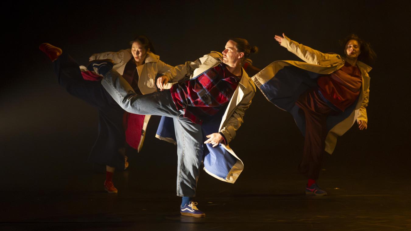 <p>Mit Marcia Liu, Nona Munnix und Pol Van den Broek stehen in „mitgebracht“ drei Tänzer auf der Bühne. Die Choreografie liegt in den Händen von Olga Blank.</p>