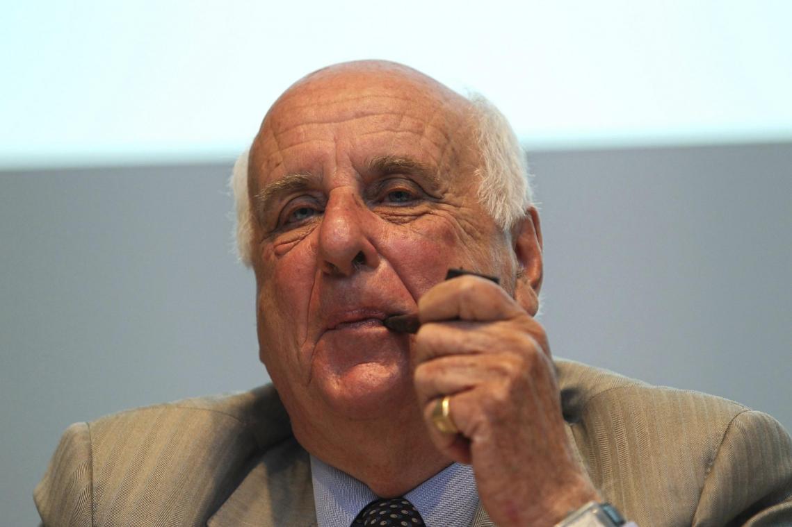 <p>Mit seiner Pfeife wurde Etienne Davignon fast ebenso bekannt wie mit seinem Einfluss. Jahrzehntelang galt der aristokratische Diplomat, EU-Kommissar und Industriemanager als einer der mächtigsten Strippenzieher Belgiens — diskret, bestens vernetzt und stets nah an den Zentren der Macht.</p>