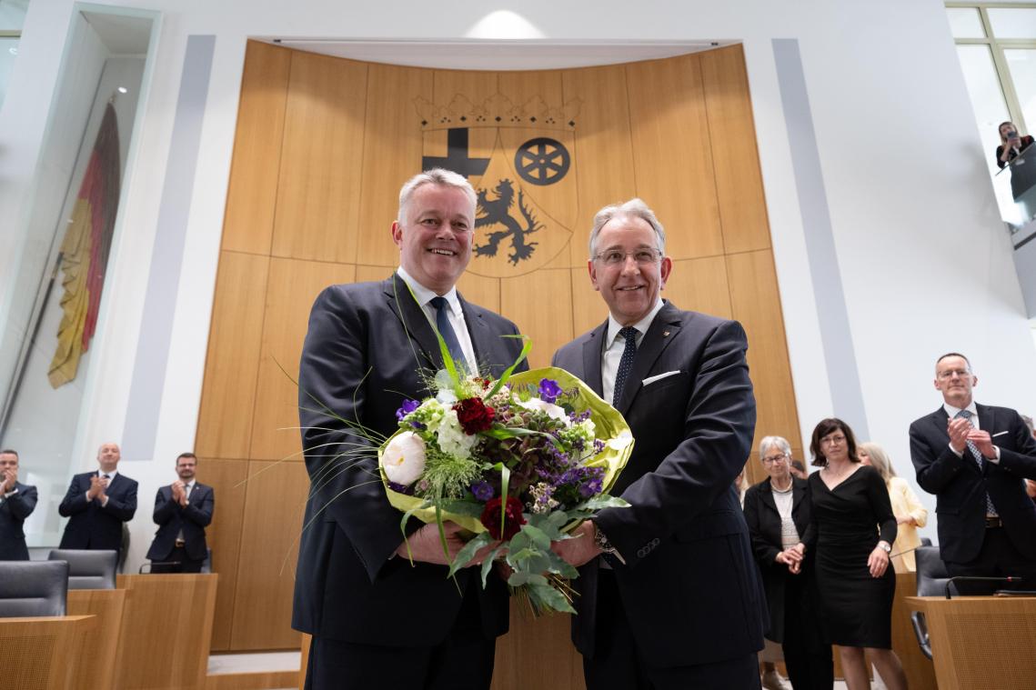 <p>Gordon Schnieder (l.), neuer Ministerpräsident, und Matthias Lammert (r.), neuer Landtagspräsident, strahlen um die Wette.</p>