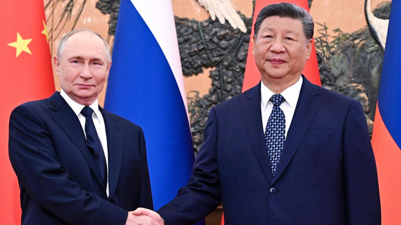 <p>Ein Schnappschuss vom 2. September 2025 in Peking: Wladimir Putin (links) und Xi Jinping (rechts) geben sich vor ihrem Treffen in der Großen Halle des Volkes die Hand.</p>