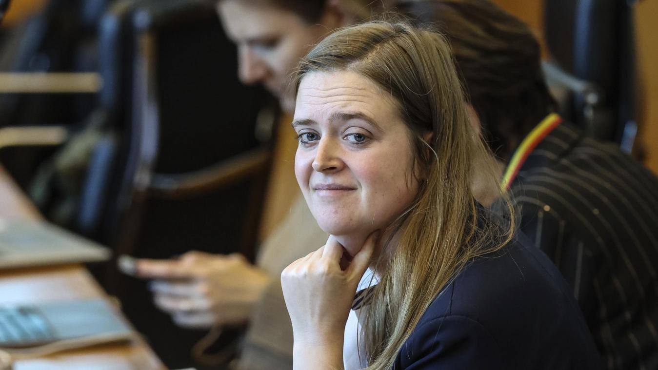 <p>Die wallonische Forstministerin Anne-Catherine Dalcq (MR) sieht den Personalmangel in den ostbelgischen Forstämtern vor allem als Folge struktureller Probleme und des Fachkräftemangels. Die Opposition wirft ihr mangelndes Handeln vor.</p>