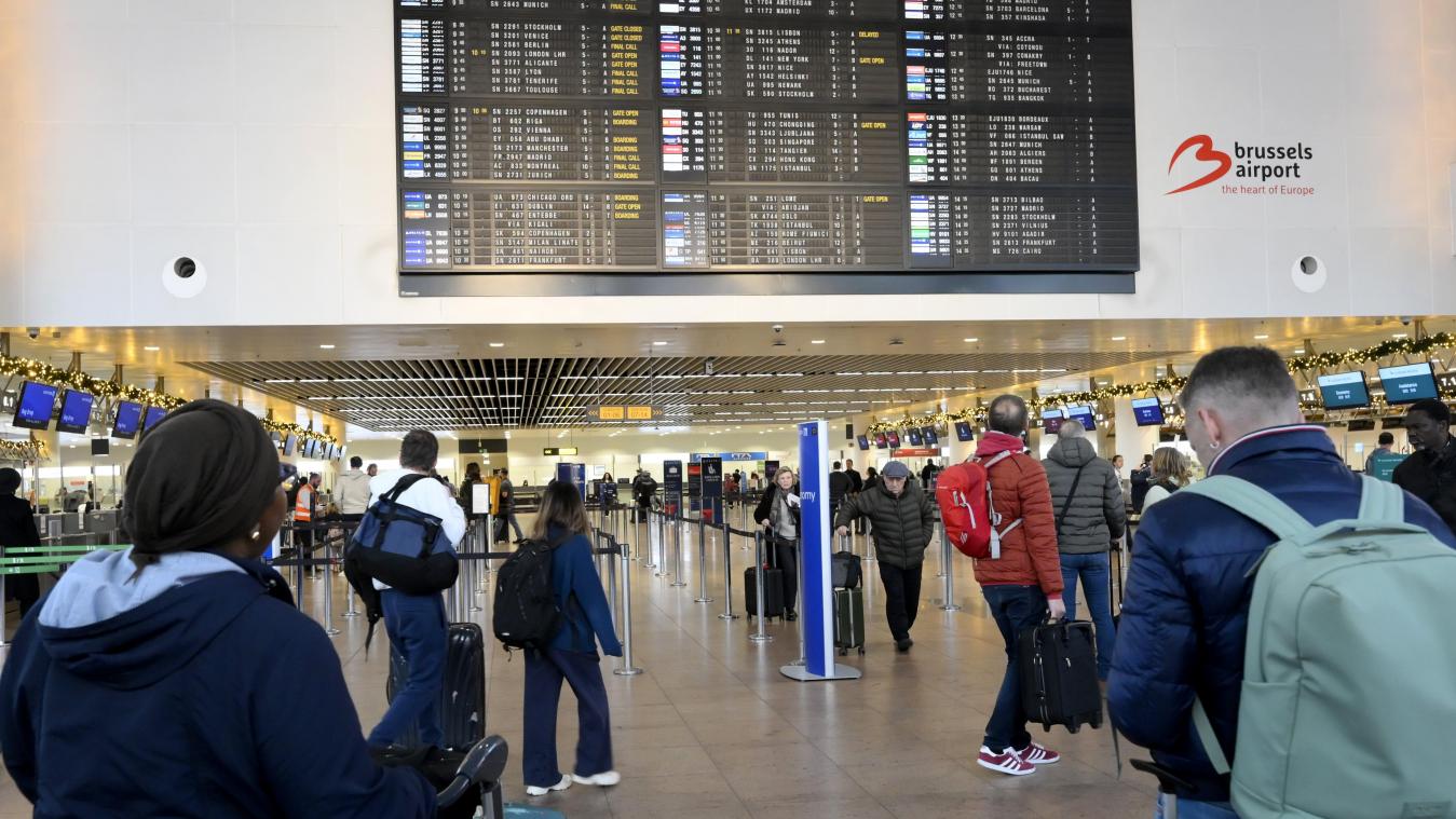 <p>Reisende in der Abflughalle des Brussels Airport: Die langen Wartezeiten an den Grenzkontrollen in Zaventem beschäftigen weiter den Konzertierungsausschuss.</p>