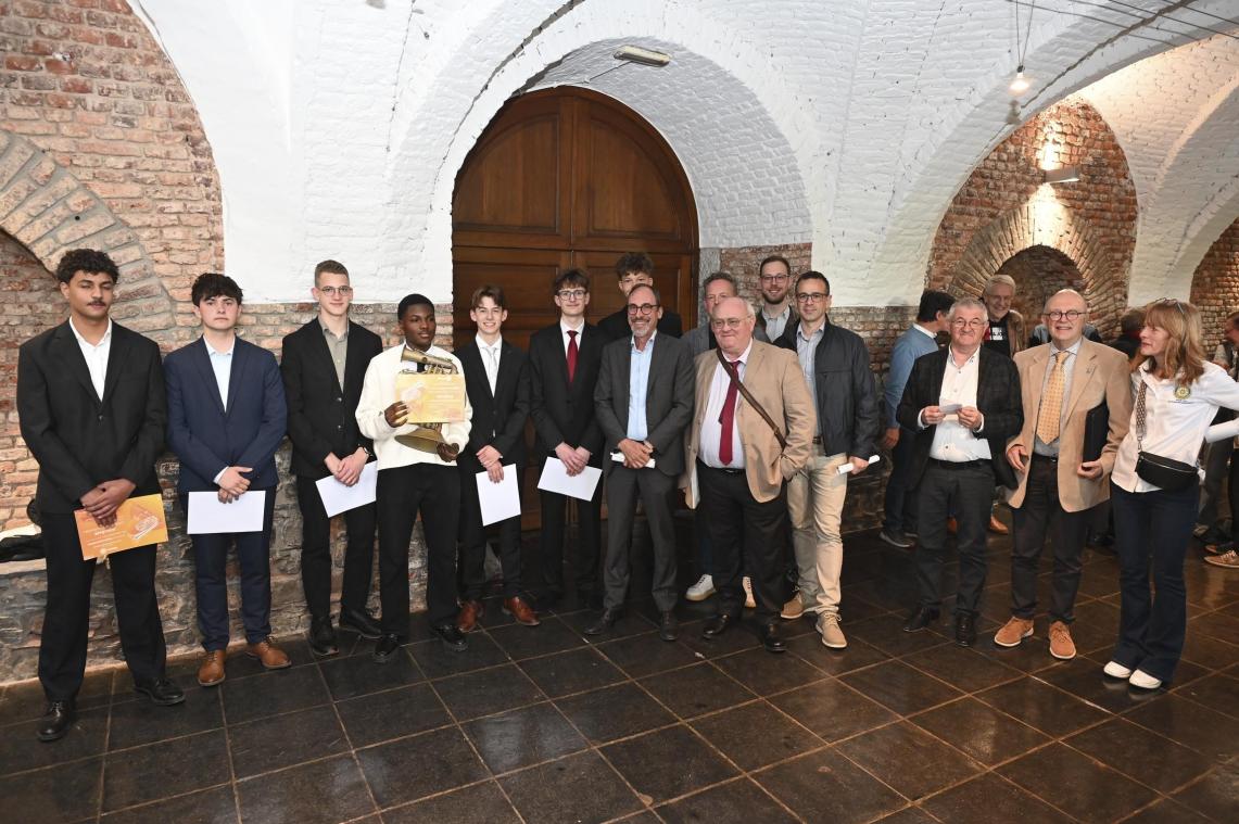<p>Die diesjährigen Finalisten des Concours Micha mit den Jurymitgliedern</p>
