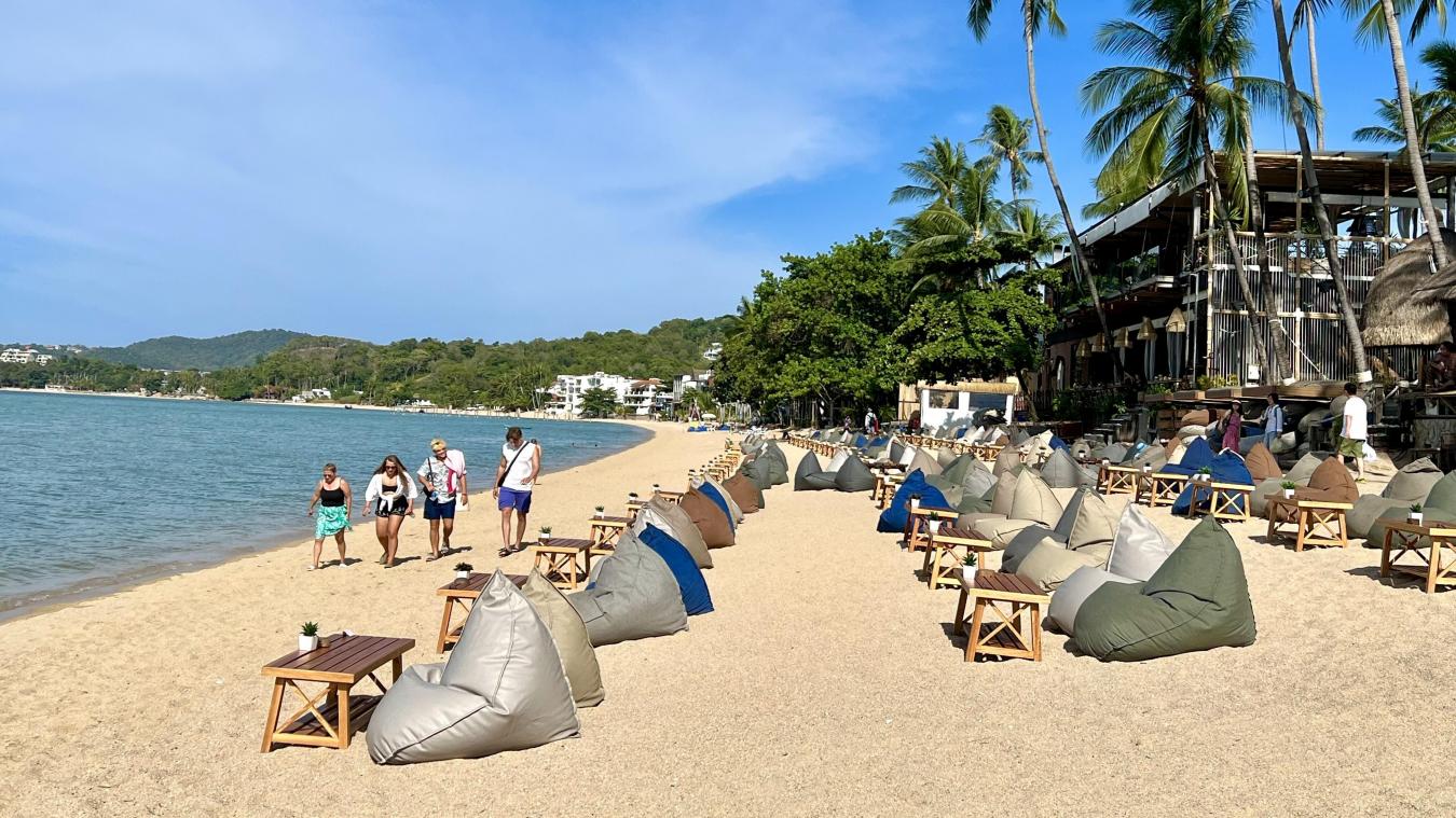 <p>Urlauber spazieren am Strand in Bophut auf der thailändischen Insel Koh Samui.</p>