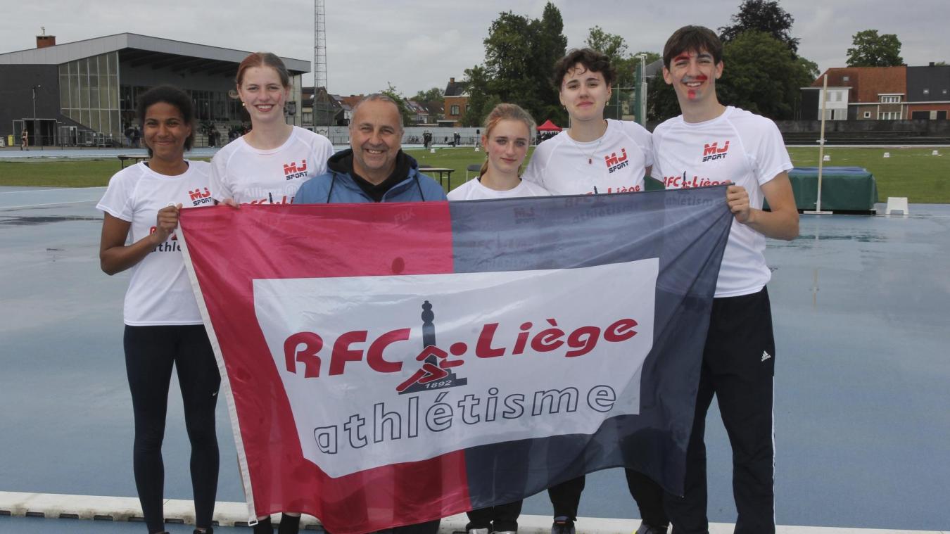 <p>Naïna Wetten, Trainer Bernard Müller, Sophia Dovern, Lena Heinen, und Mathéo Palm (v.l.) vom RFC Lüttich</p>