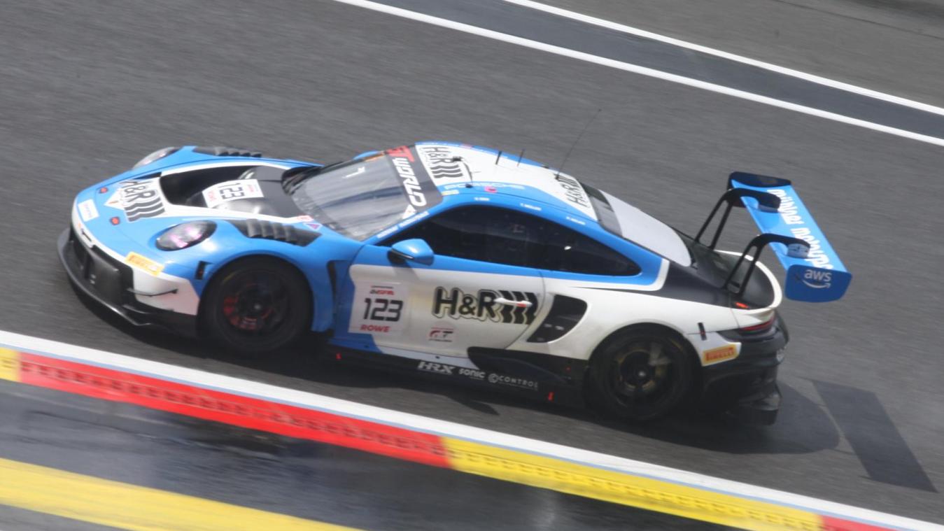 <p>Der Mühlner-Porsche 911 GT3 R am Mittwochnachmittag im Streckenabschnitt „Raidillon“ auf der abtrocknenden Bahn in Spa-Francorchamps.</p>