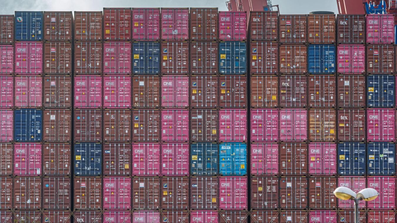 <p>Belgien bleibt laut EU-Kommission beim Haushaltsdefizit Schlusslicht der Eurozone. Gleichzeitig wächst der Druck auf Wirtschaft und öffentliche Finanzen.</p>