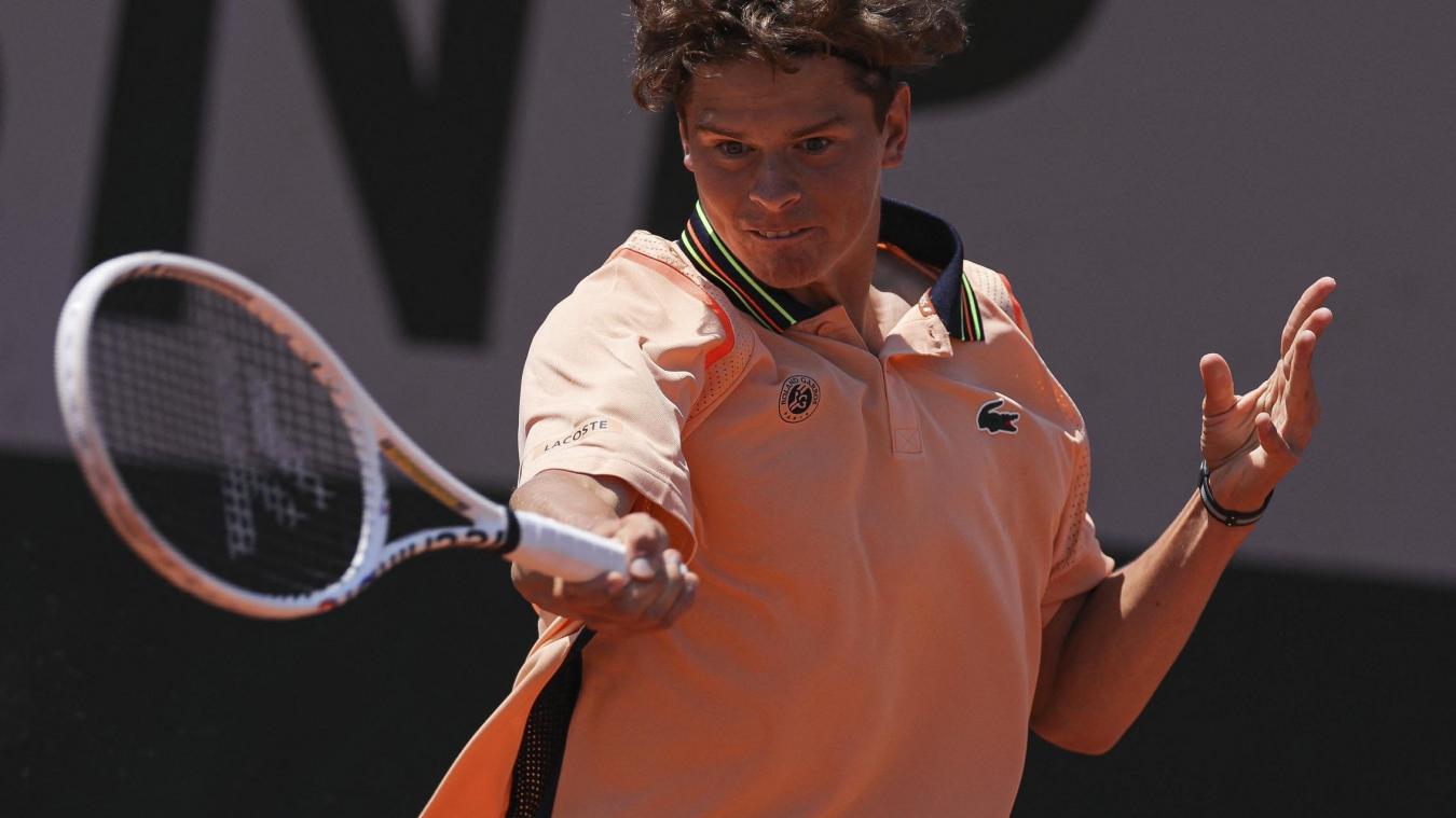 <p>Alexander Blockx spielt einen Vorhand-Return gegen den Marokkaner Reda Bennani während ihres Junioren-Einzelspiels der Herren am neunten Tag des Tennisturniers „Roland-Garros Open“ in Paris am 5. Juni 2023.</p>
