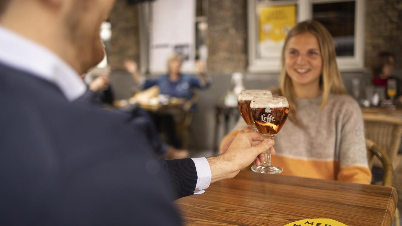 <p>Mit der geplanten Ausweitung der Flexi-Jobs auf alle Branchen setzt die Föderalregierung auf mehr Flexibilität am Arbeitsmarkt. Derzeit arbeiten bereits rund 181.000 Menschen in dem steuerbegünstigten Beschäftigungsmodell. Besonders verbreitet ist es weiterhin in der Gastronomie.</p>