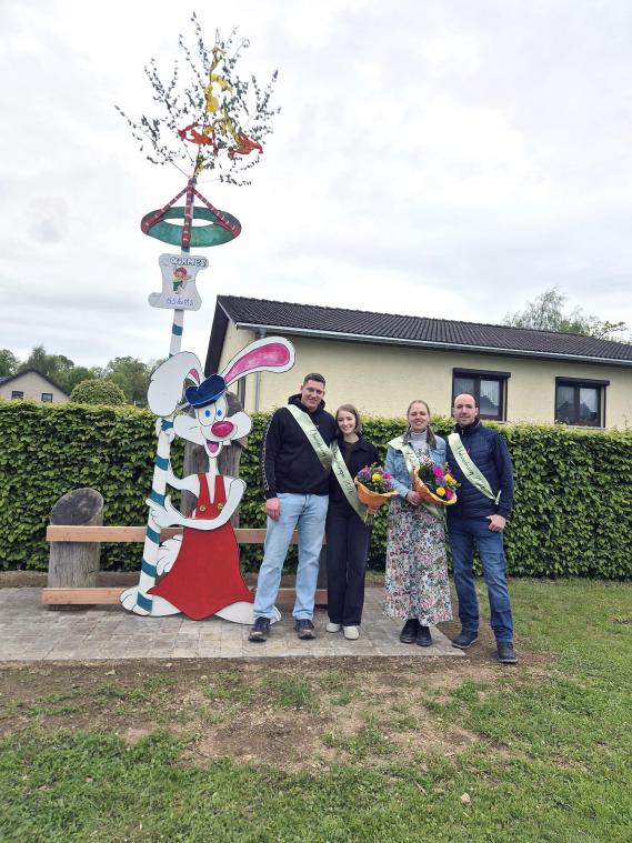 <p>Die Königspaare ließen sich auf der Medeller Kirmes feiern: Jérôme Louges (links) und Carla Jacobs sowie Nathalie Wio und Andreas Palm (rechts).</p>
