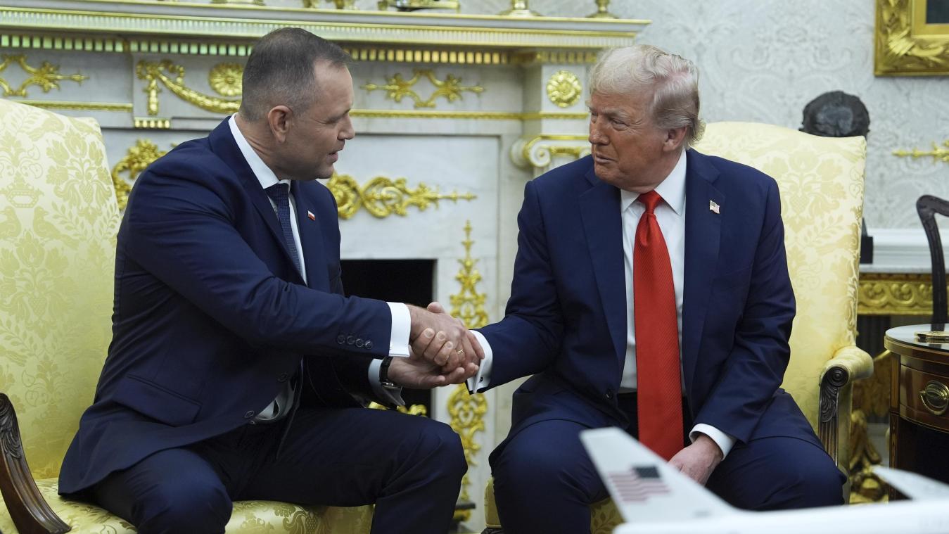 <p>US-Präsident Donald Trump (r) schüttelt die Hand des polnischen Präsidenten Karol Nawrocki.</p>
