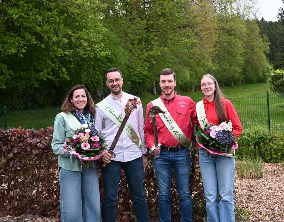 <p>Die Königspaare Andy Kringels und Katharina Henkes (links) sowie Timo Grieven und Jolien Jodozy (rechts) ließen sich feiern.</p>
