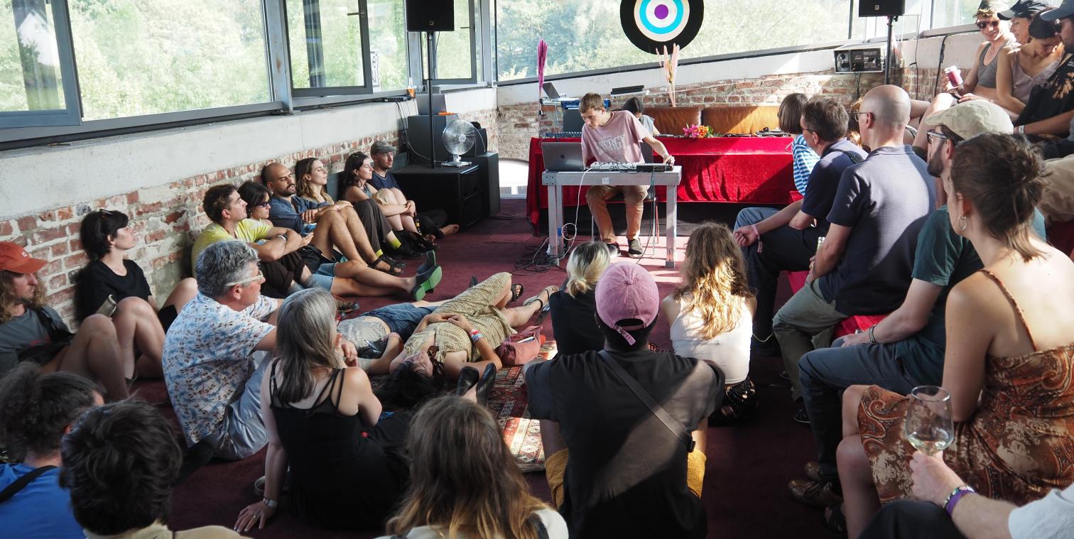 <p>Dreh- und Angelpunkt des Festivals ist der Alte Schlachthof, wo praktisch alle Räume und der Außenbereich genutzt werden. Darüber hinaus gibt es aber zahlreiche weitere Standorte auf dem Stadtgebiet.</p>