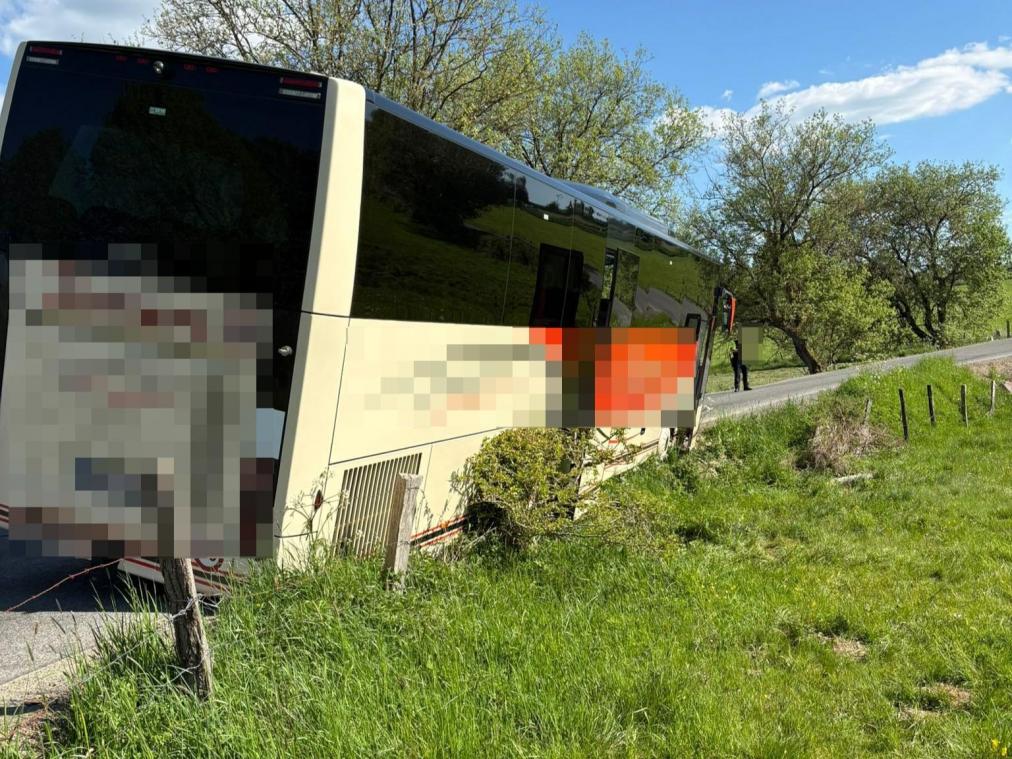 <p>Eine Reisebus blieb am Freitagnachmittag in Bütgenbach hängen.</p>
