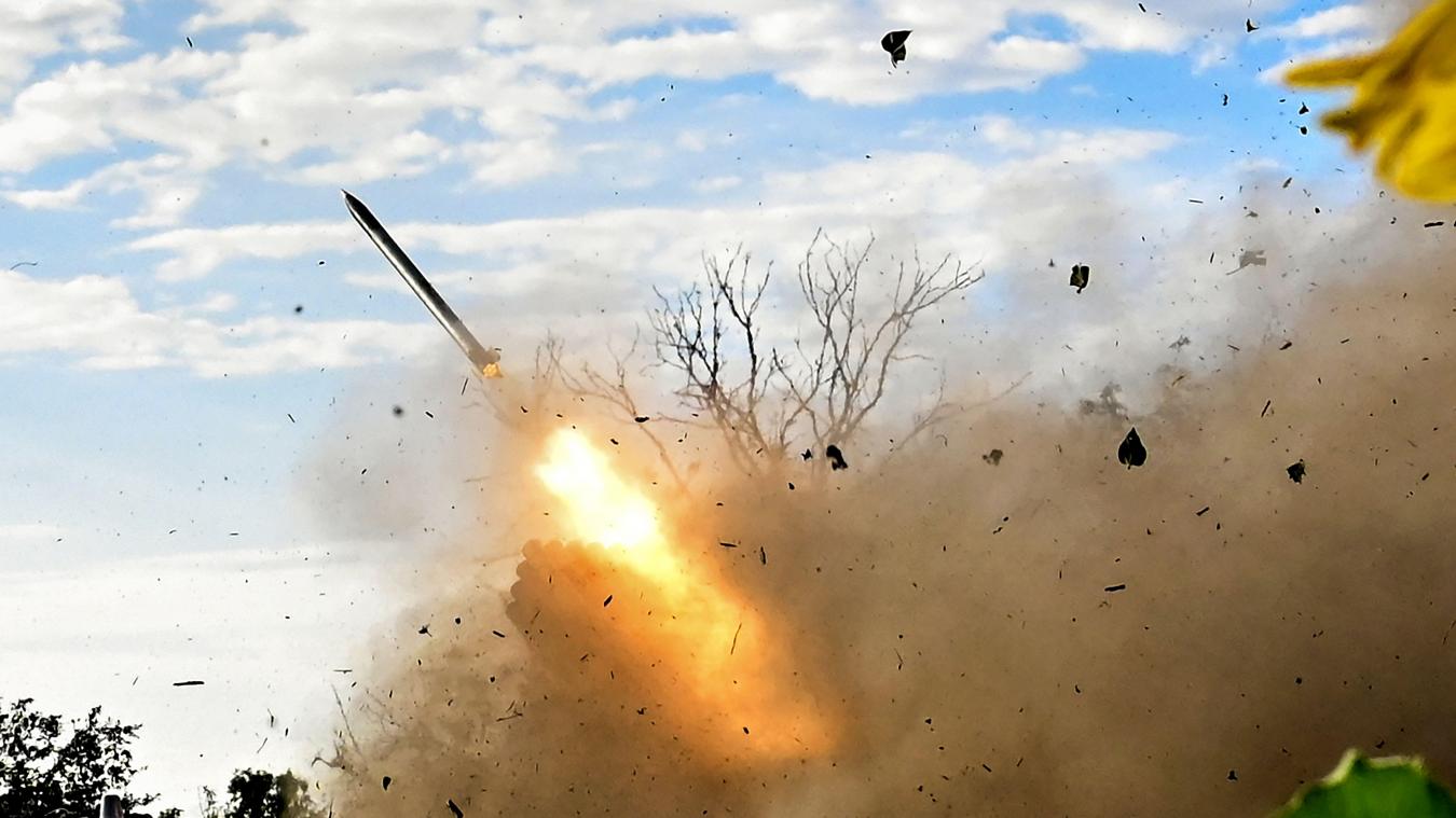 <p>Ukrainische Soldaten feuern nahe der Front einen Mehrfachraketenwerfer ab. Der Krieg hat sich vielerorts zu einem zermürbenden Abnutzungskrieg entwickelt, in dem Drohnen und Artillerie das Schlachtfeld dominieren.</p>