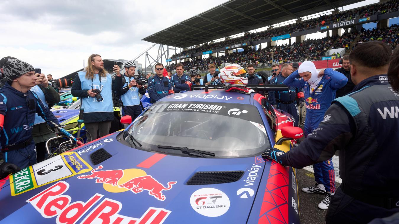 <p>Start des 24-Stunden-Rennens auf dem Nürburgring. Der Mercedes-AMG vom Team Verstappen (3) startet, am Steuer Jules Gounon.</p>