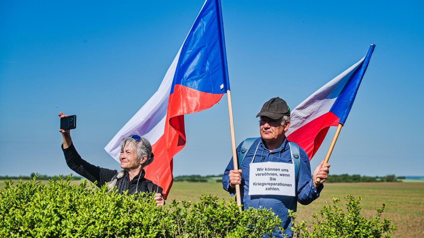 <p>Demonstranten vor Beginn des Versöhnungsmarschs von Pohorelice nach Brünn (Brno). Der Versöhnungsmarsch folgt in umgekehrter Reihenfolge dem Brünner Todesmarsch, bei dem rund 27.000 Deutsche nach dem Zweiten Weltkrieg aus Brünn vertrieben wurden. Tausende kamen ums Leben. Tausende Sudetendeutsche und ihre Nachfahren sind mehr als 80 Jahre nach der Vertreibung nach Tschechien gekommen, um erstmals in der verlorenen Heimat ihr traditionelles Pfingsttreffen zu begehen.</p>