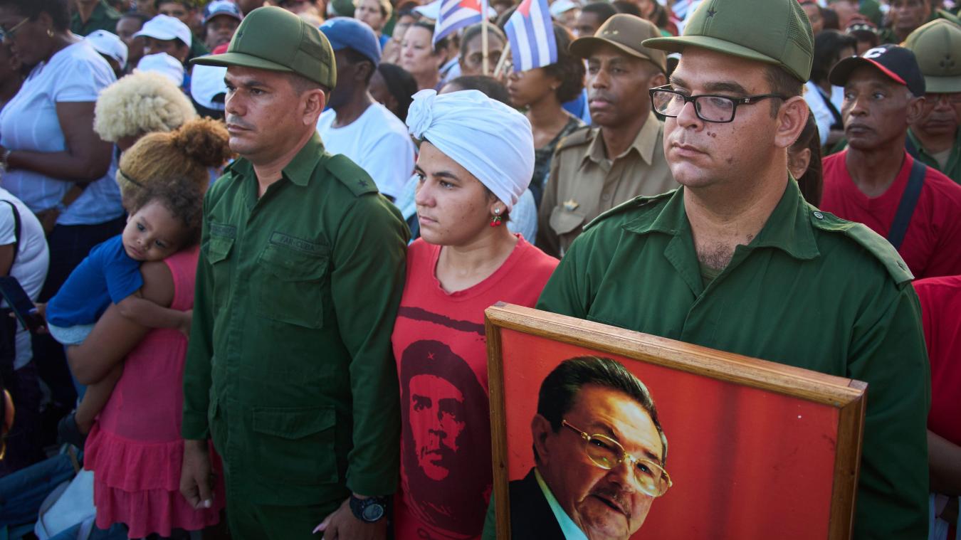<p>Mitglieder der Revolutionären Streitkräfte tragen Porträts des ehemaligen Präsidenten Raul Castro während einer Kundgebung zur Unterstützung von Castro vor der US-Botschaft in Havanna, nachdem der Ex-Staatschef in den Vereinigten Staaten angeklagt wurde.</p>