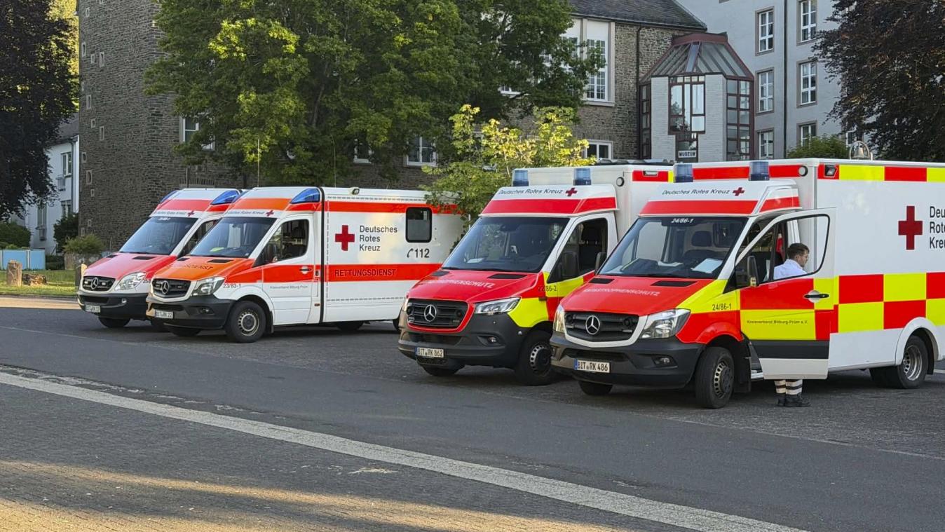 <p>DRK-Flotte auf dem Parkplatz der Verbandsgemeindeverwaltung</p>
