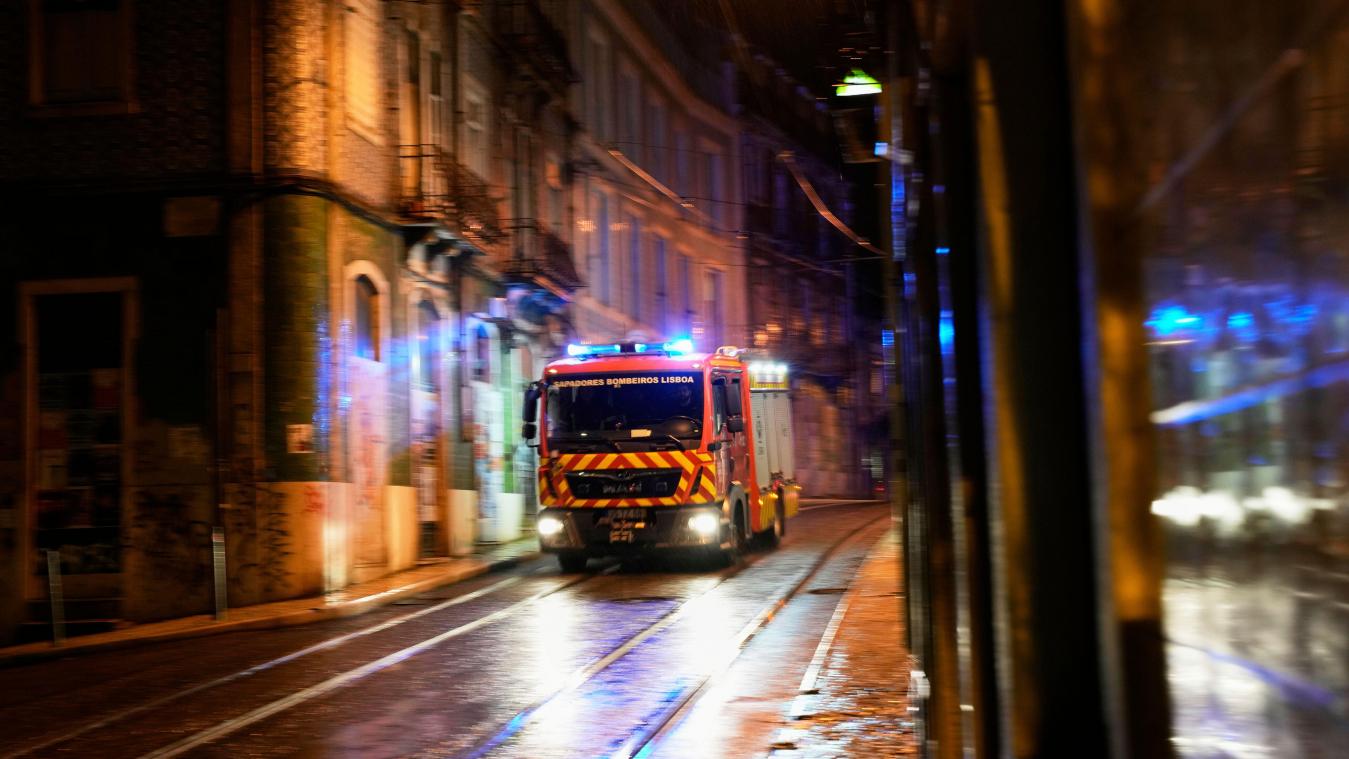 <p>Ein Feuerwehrauto fährt durch den Regen in Lissabon.</p>
