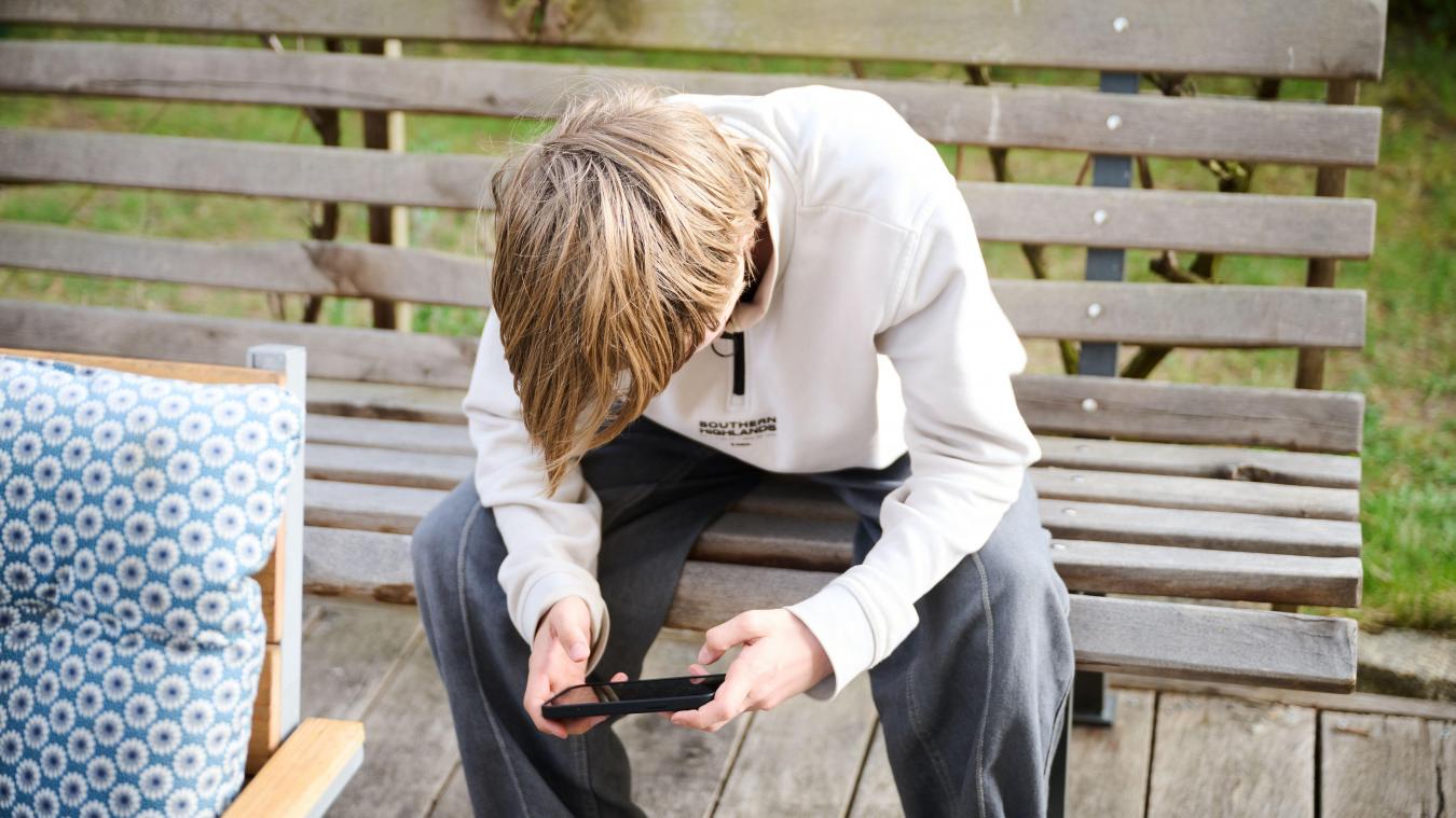 <p>Viele Kinder und Jugendliche verbringen zu viel Zeit mit digitalen Medien, was bei Eltern oft zu Sorge und Überforderung führt.</p>