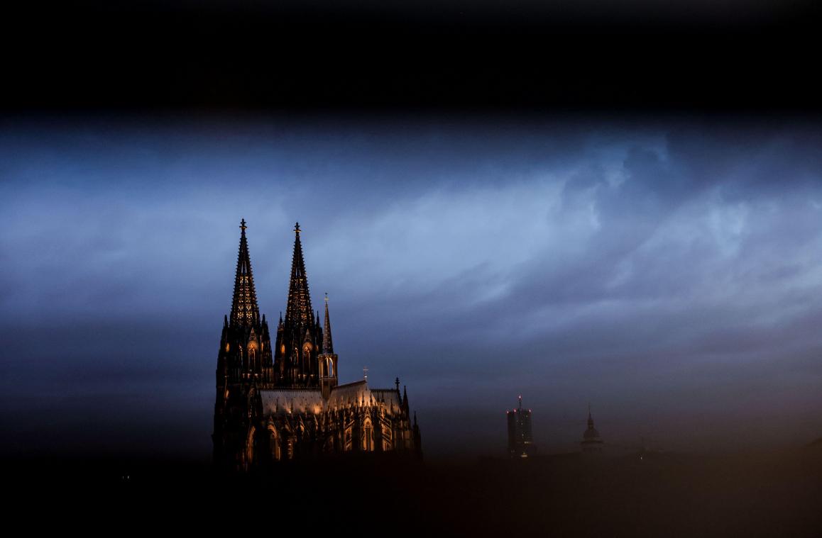 <p>Der Dom ist am Morgen durch ein Geländer gesehen angestrahlt. Was macht den Dom so besonders?</p>