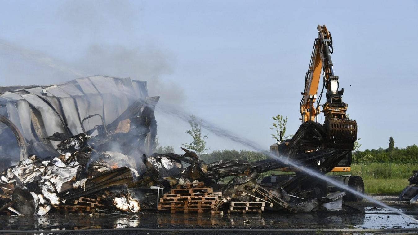 <p>Großbrand beim Verpackungsunternehmen Hardy in Lanaken: Die Feuerwehr war bis Sonntagvormittag mit Nachlöscharbeiten beschäftigt.</p>