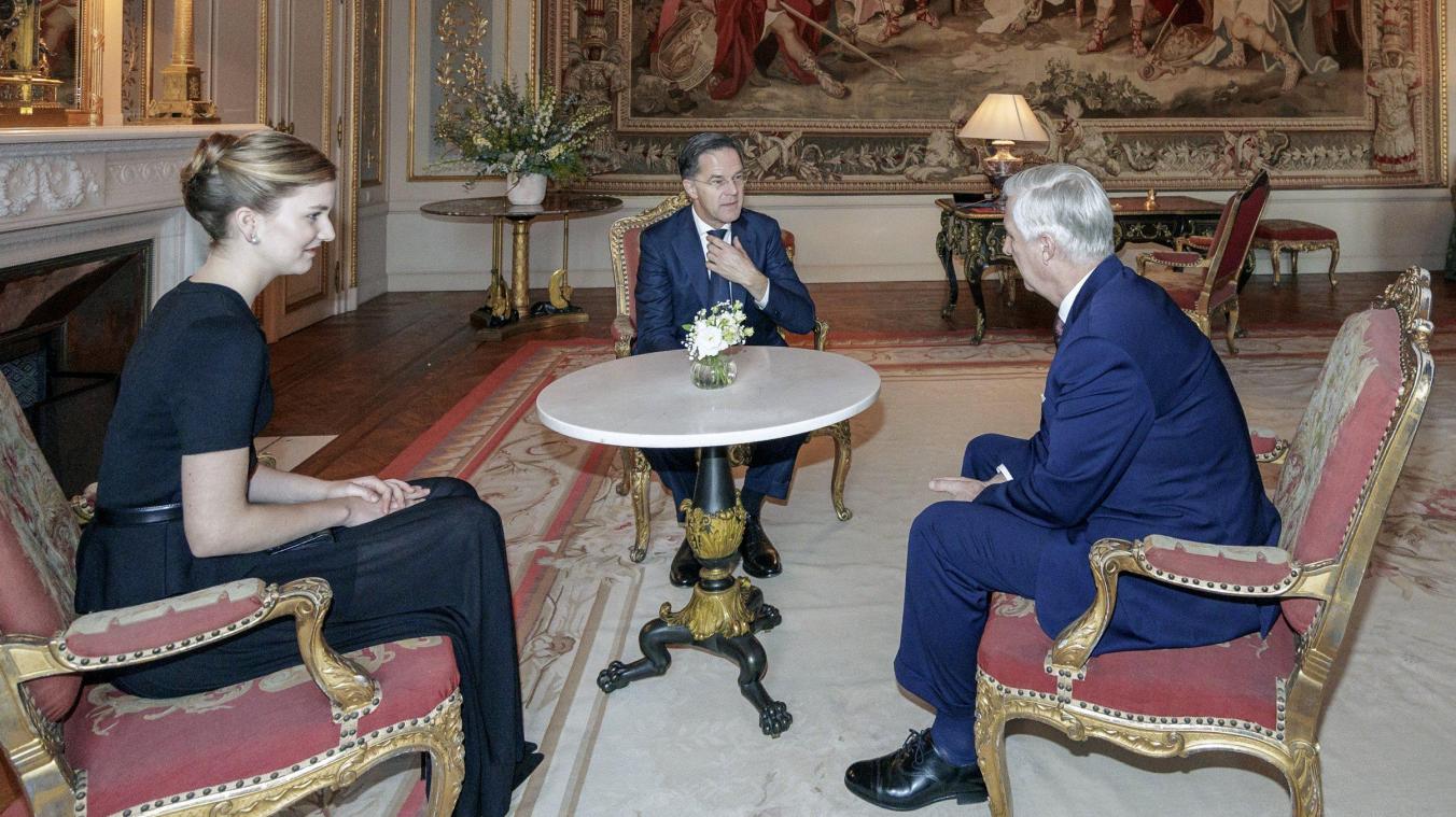 <p>Der König als Mentor seiner Tochter: Elisabeth nahm im Januar einer Audienz Philippes mit NATO-Generalsekretär Rutte teil.</p>