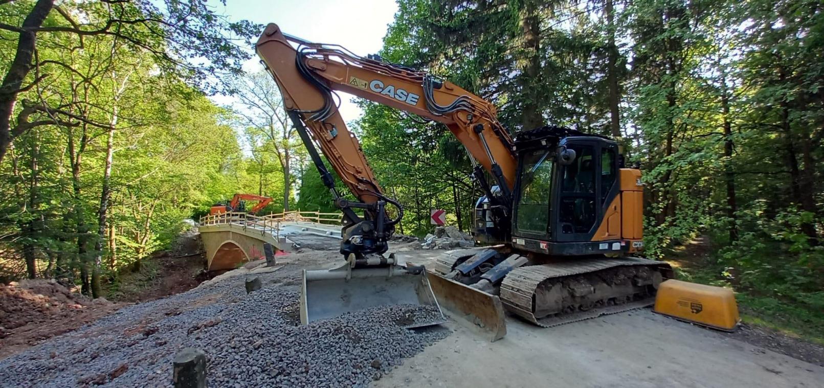 <p>Weil die Überführung auf „Breite Wege“ recht schmal ist, musste sie für die Dauer der Baumaßnahmen für den Verkehr abgeriegelt werden.</p>