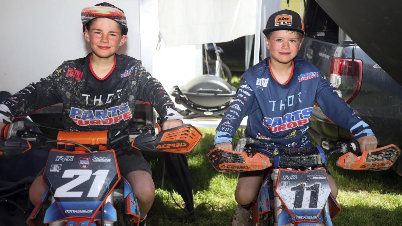 <p>Luca Meyer (#21) mit seinem jüngeren Bruder Liam</p>