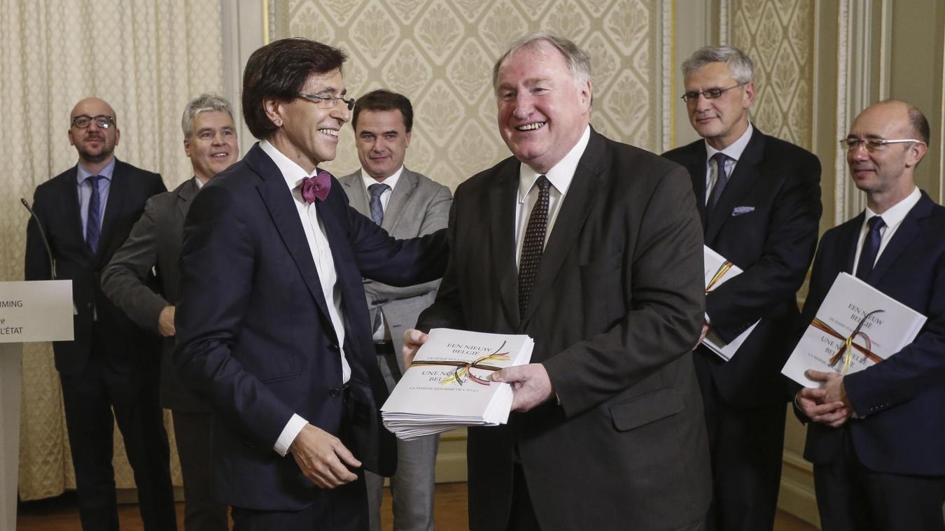 <p>Der damalige Premierminister Elio Di Rupo (PS, links) und der damalige Ministerpräsident der Deutschsprachigen Gemeinschaft, Karl-Heinz Lambertz (SP), bei der Übergabe der Rechtstexte zur sechsten Staatsreform im Januar 2014 in Brüssel. Die Reform sollte Belgien befrieden, die nächste dürfte vor allem einfacher machen.</p>