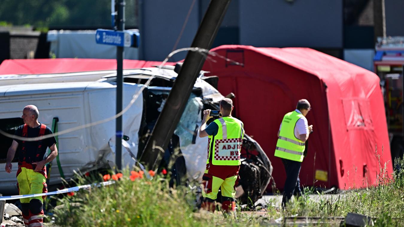 <p>[Video] Mehrere Tote bei Zugunglück mit Schulbus in Ostflandern</p>
