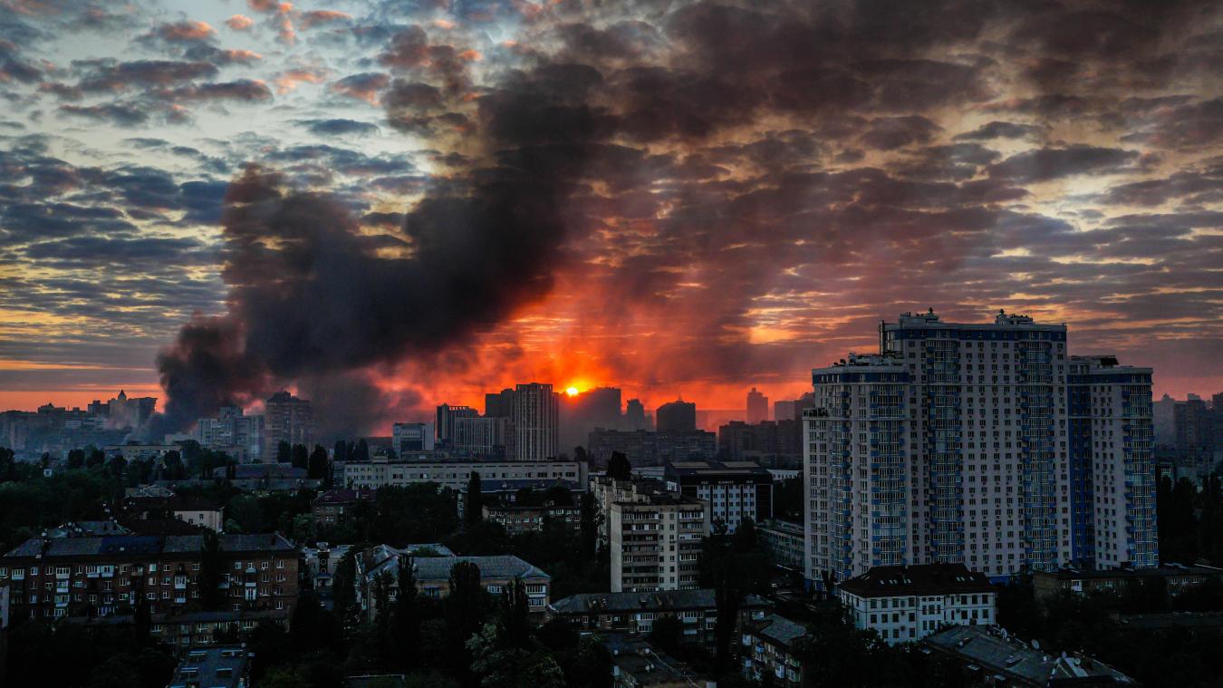 <p>Nach einem massiven russischen Luftangriff steigt bei Sonnenaufgang Rauch über der Stadt Kiew auf.</p>
