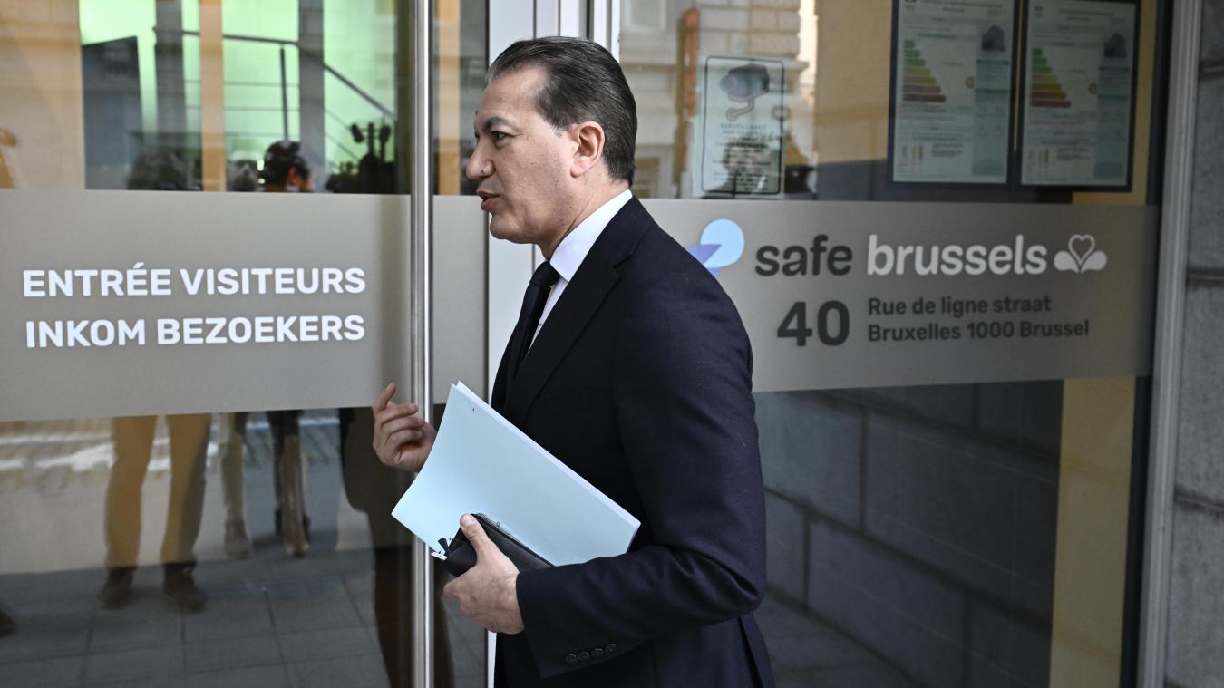 <p>Der Bürgermeister von Sint-Joost-ten-Node, Emir Kir, verlässt ein Gebäude der Brüsseler Behörden: Wegen der dramatischen Finanzlage seiner Gemeinde droht Sint-Joost nun die Zwangsaufsicht durch die Brüsseler Region.</p>