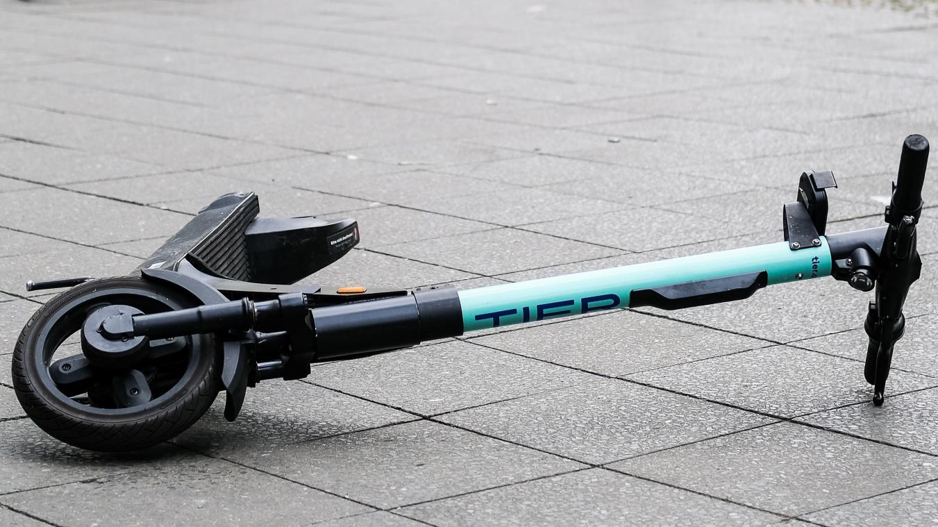 <p>Ein E-Scooter liegt umgekippt mitten auf einem Gehweg.</p>