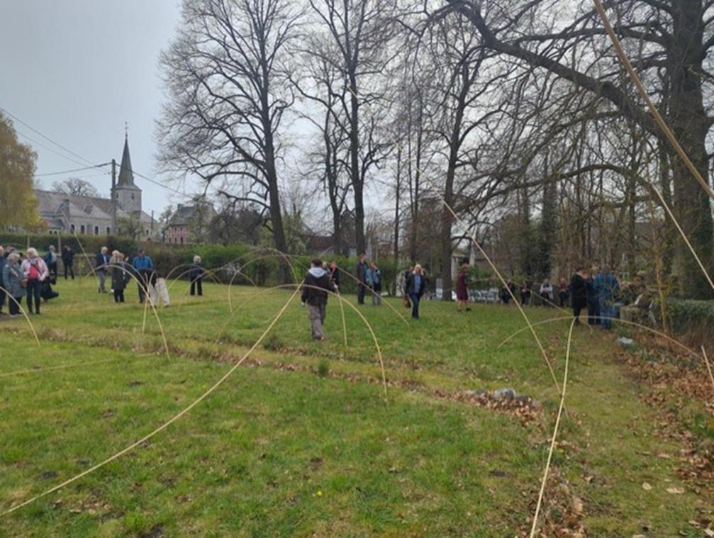 <p>Im Mittelpunkt steht die für das Gelände neu inszenierte Land-Art-Arbeit „Stangenregen“ aus dem Jahr 1969.</p>