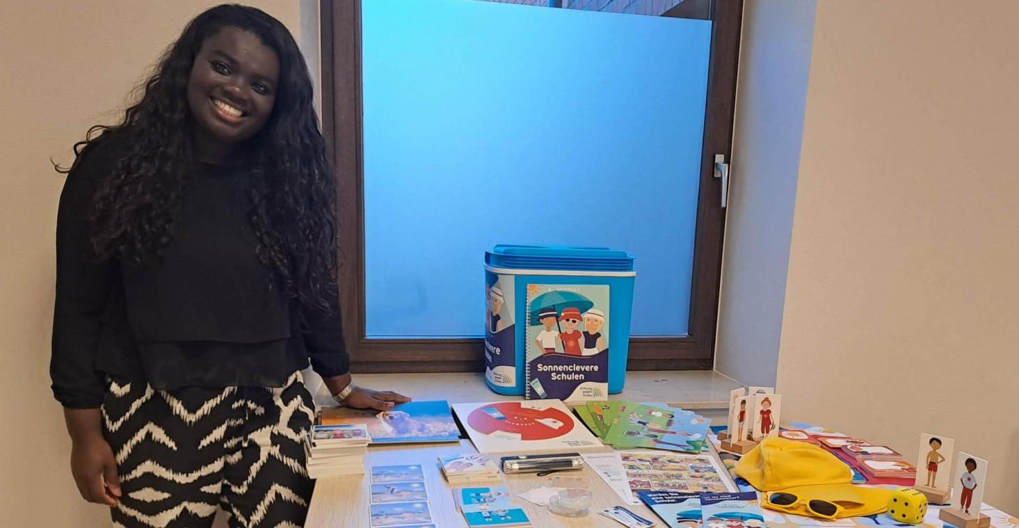 <p>Sheilla Fosu vom Patienten Rat &amp; Treff präsentiert das Material für „Sonnenclevere Schulen“: Vier Koffer stehen zur Verfügung.</p>