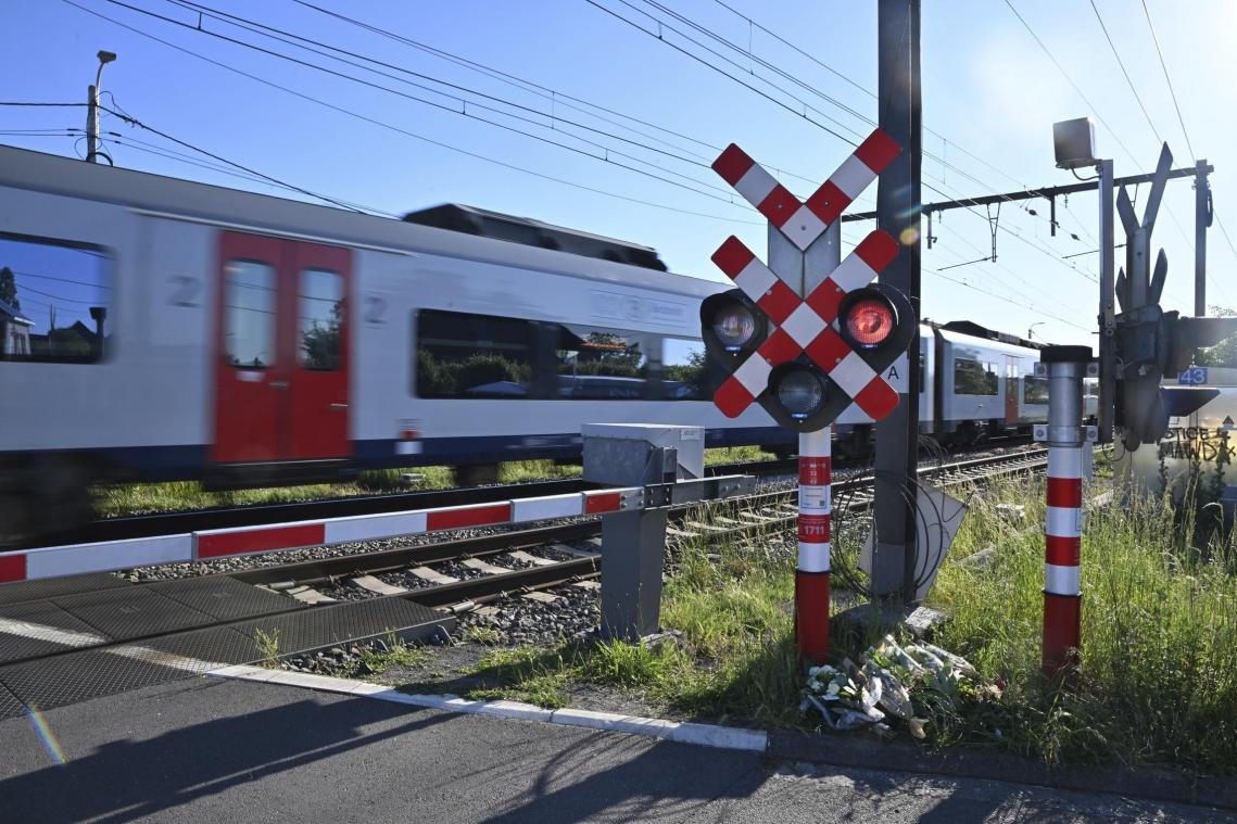 <p>Am Unglücksort in Buggenhout wurden Blumenkränze niedergelegt.</p>
