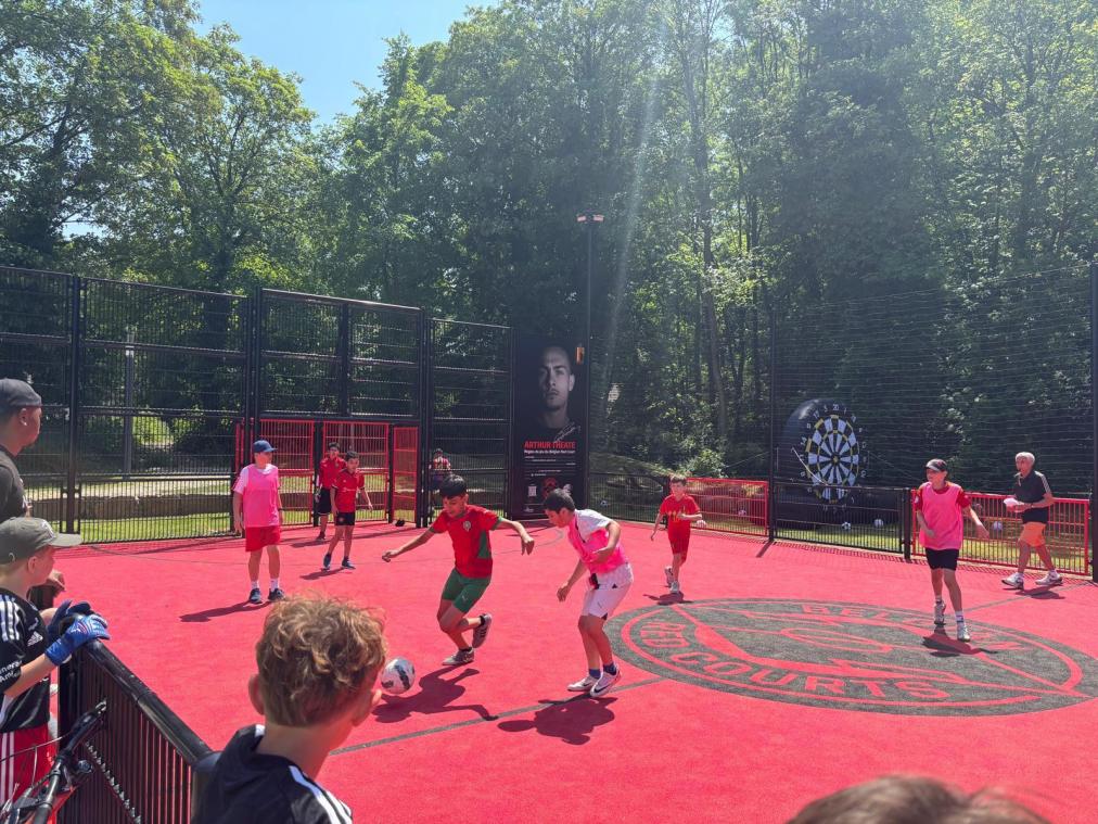 <p>Bei strahlendem Sonnenschein wurde der „Red Court“ zum Stadion.</p>