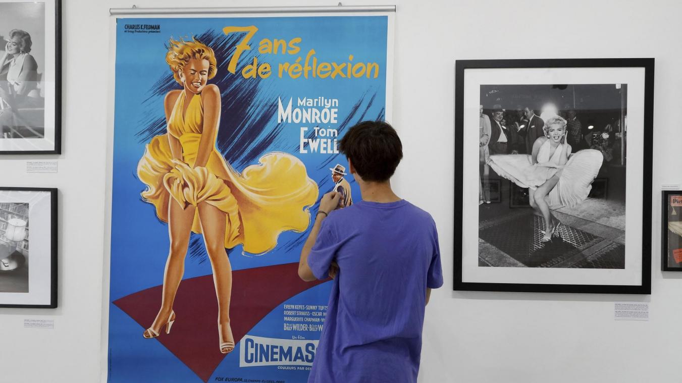 <p>Besucher betrachten in einer Pariser Ausstellung Fotografien von Marilyn Monroe aus dem Film „Das verflixte 7. Jahr“ – bis heute prägt vor allem das Bild der Schauspielerin die Erinnerung an sie.</p>