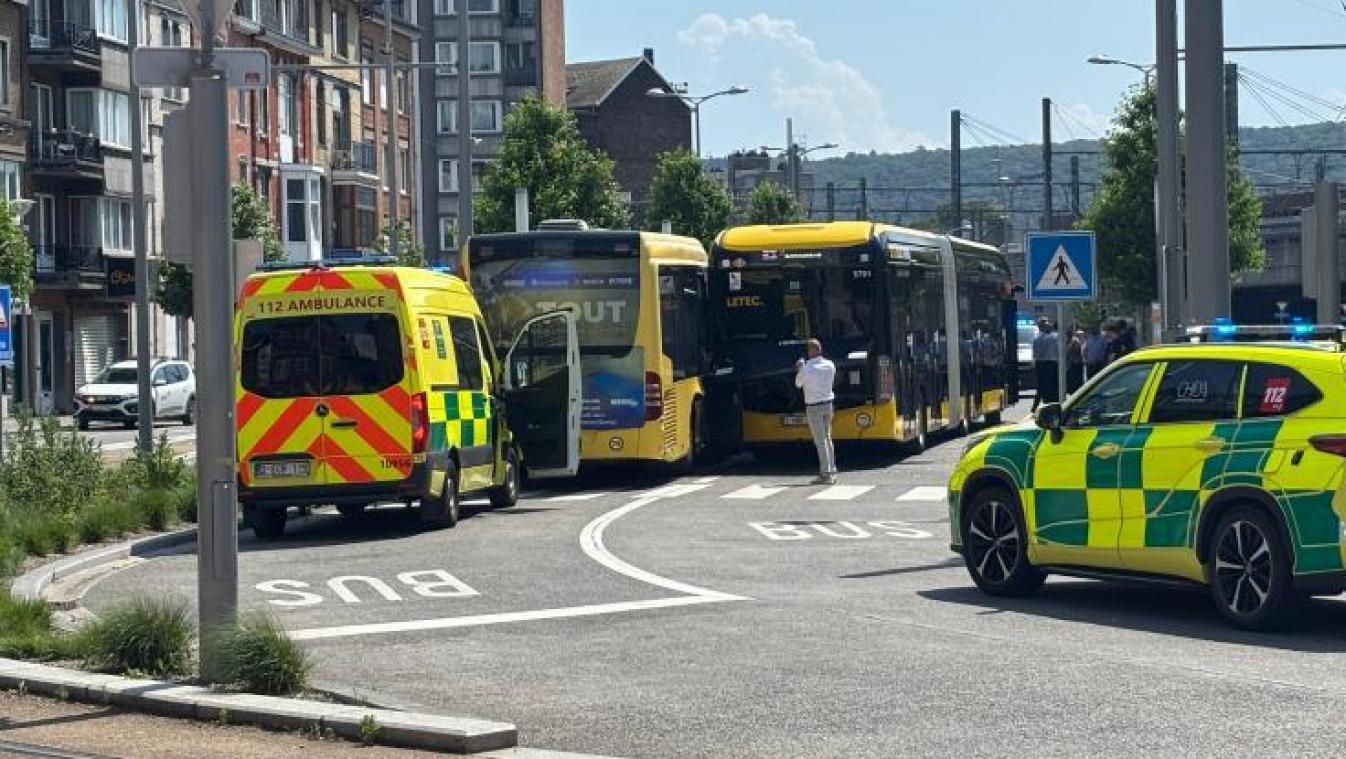 <p>Rettungsdienste im Einsatz nach dem Zusammenstoß von drei TEC-Bussen am Place Général Leman</p>
