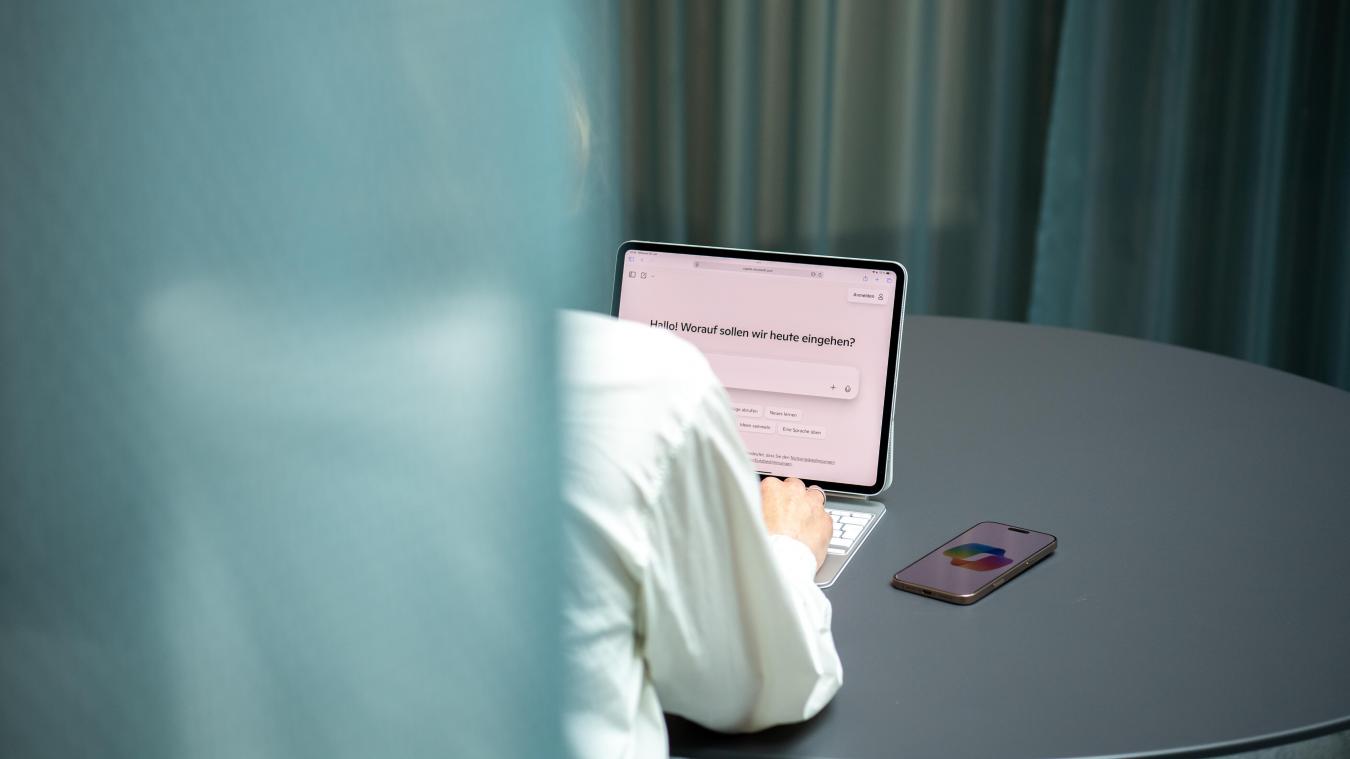 <p>Künstliche Intelligenz hält zunehmend Einzug in Bewerbungsprozesse. Viele Arbeitgeber beklagen jedoch, dass KI-generierte Anschreiben und Lebensläufe echte Motivation und Persönlichkeit der Kandidaten schwerer erkennbar machen.</p>