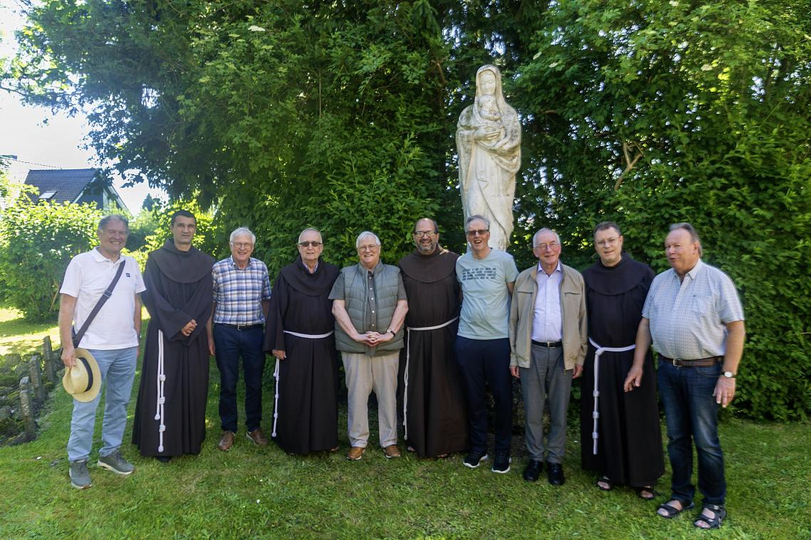 <p>Aufstellen zum Erinnerungsfoto: Die Patres aus Brasilien und ihre lokalen Ansprechpartner im Garten des Garnstock.</p>