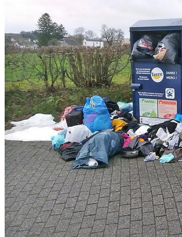 <p>Immer mehr Altkleider landen in (und vor) den Sammelcontainern – und zunehmend auch Material, das nicht wiederverwertet werden kann.</p>