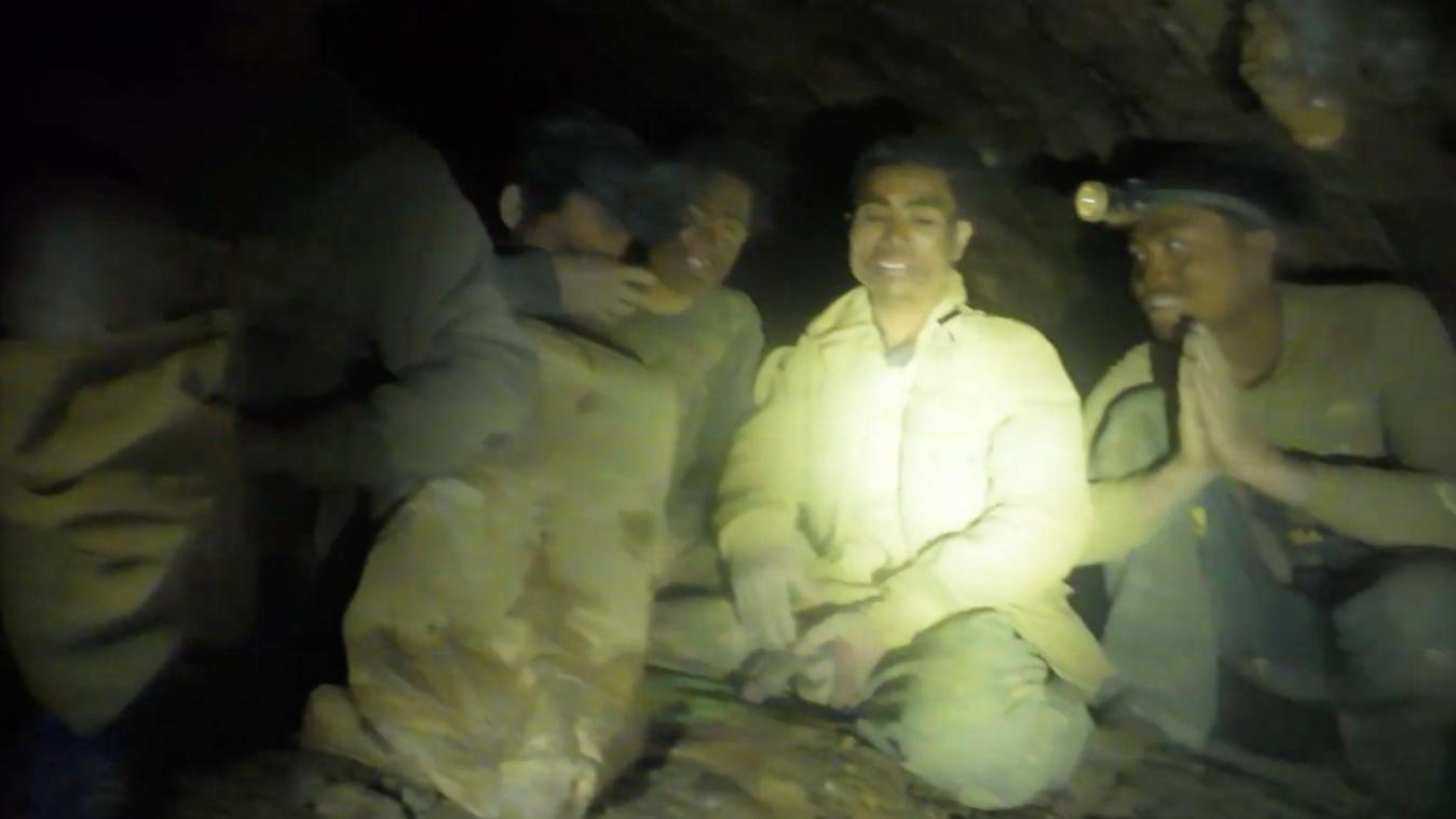 <p>Mehrere Goldsucher sind in einer überfluteten Höhle in der Provinz Xaisomboun eingeschlossen und gefunden worden.</p>