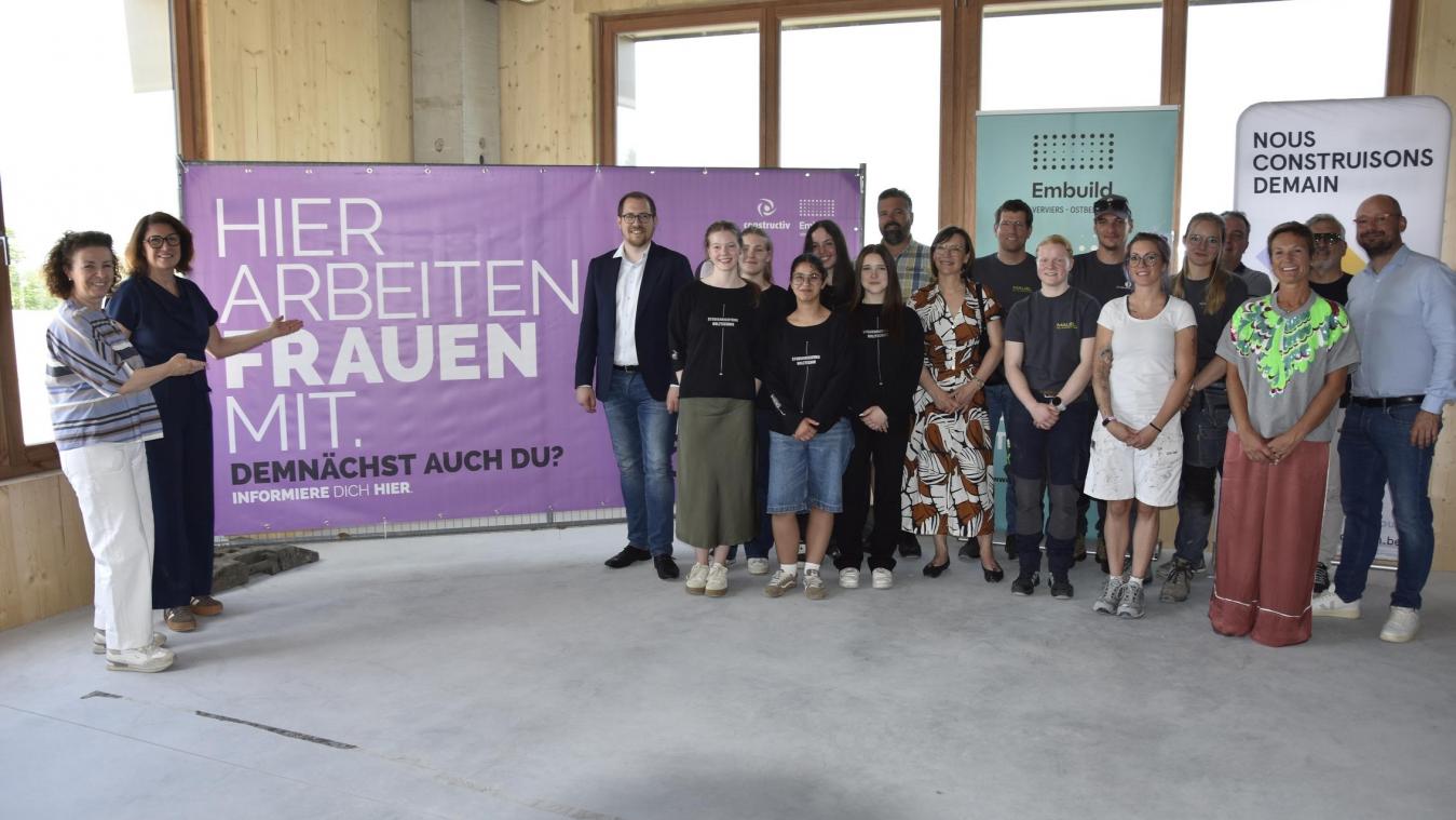 <p>Gemeinsam für mehr Frauen im Baugewerbe: Vertreter von Embuild Verviers-Ostbelgien, Constructiv, Bauunternehmen, dem Robert-Schuman-Institut, Schüler der Studienrichtung Holztechnik sowie DG-Beschäftigungsminister Jérôme Franssen (CSP) stellten am Freitag die Kampagne „Built to build“ vor. Ziel ist es, mehr Frauen für Berufe im Bausektor zu gewinnen und dem Fachkräftemangel entgegenzuwirken.</p>