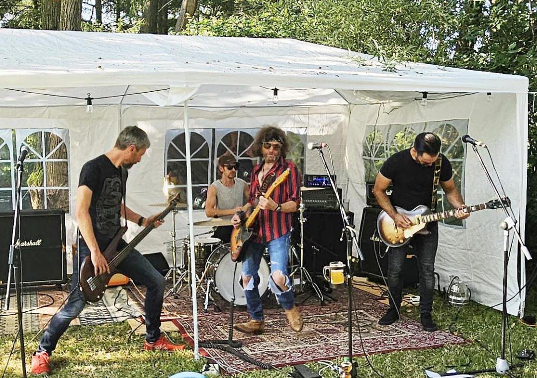 <p>Auftritt im Garten: Die Stagedicks gehören beim selbst initiierten Sheep & Nasty-Festival zum Inventar.</p>